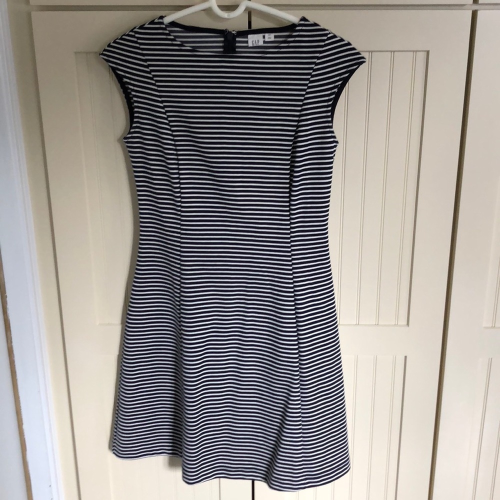 Adorable Gap capped sleeved dress.